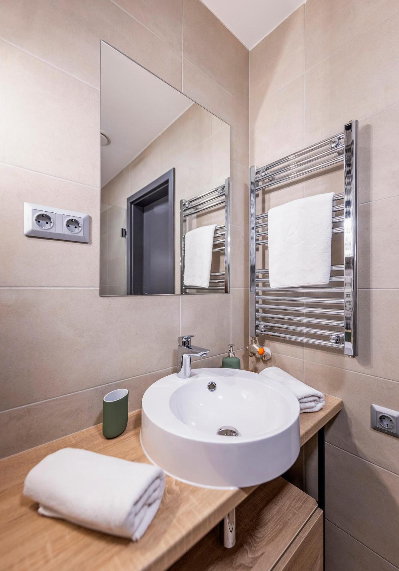 Amade Apartmanok 1 Győr Szoba fotó