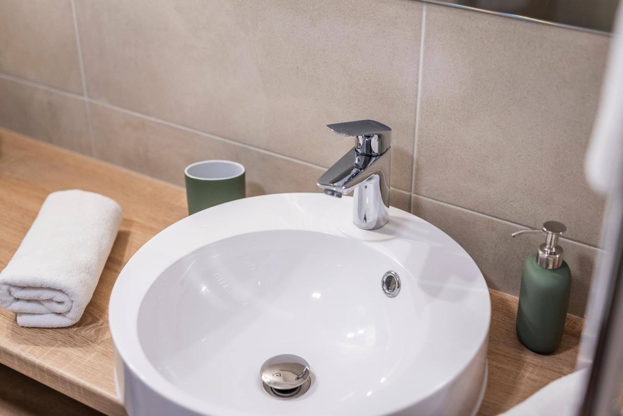 Amade Apartmanok 1 Győr Szoba fotó